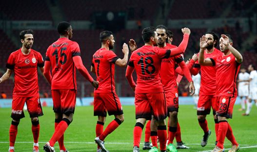 Galatasaray, Karşıyaka'yı 3 golle yıktı