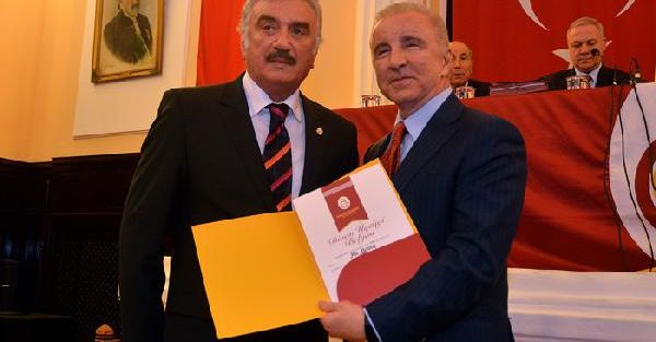 Galatasaray'da Divan Üyeliğine Hak Kazanan 144 Üye Beratlarını Aldı