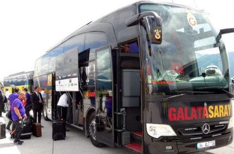 Galatasaray otobüsü taşlandı