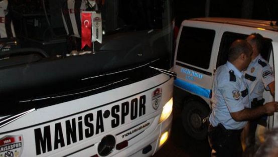 Manisaspor'a taşlı saldırı!