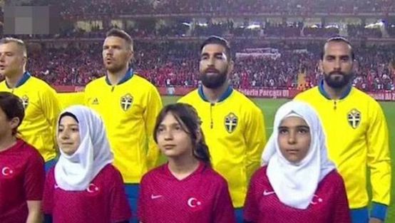 Milliler sahaya Suriyeli çocuklarla çıktı