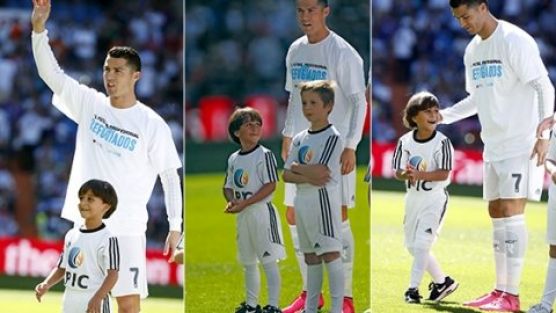 Ronaldo sahaya o çocukla çıktı!