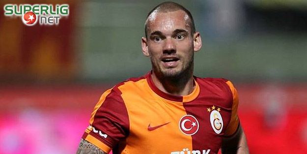 Sneijder imzayı atıyor