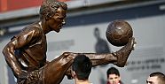 Arsenal'den Bergkamp'a büyük onur