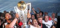 Beşiktaş, şampiyonluk kupasını kaldırdı