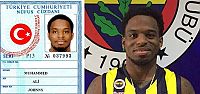 Bobby Dixon nüfus kağıdını aldı.