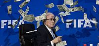 FIFA Başkanı Blatter'in yüzüne dolar...