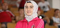 Milli Takım'da başörtülü bir güreşçi...