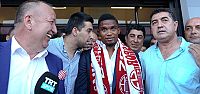 Samuel Eto'o için imza töreni!...