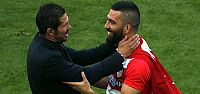 Simeone, Arda Turan'ı Kutladı