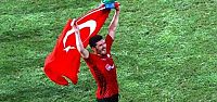 Türk bayrağı açan futbolcu tutuklandı.