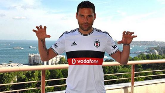 Tosic'e bayraklı tepki!