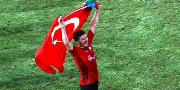 Türk bayrağı açan futbolcu tutuklandı.