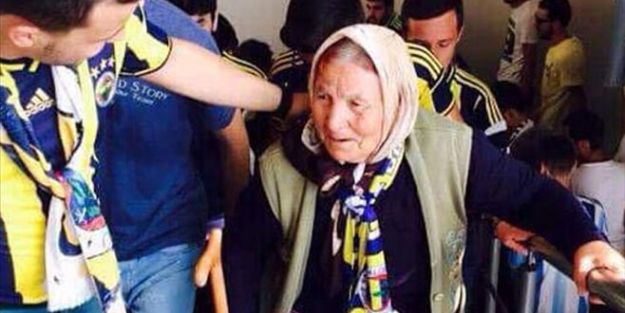 Van Persie için bastonuyla geldi!