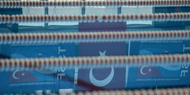 Yüzmede 26 yıllık rekor kırıldı