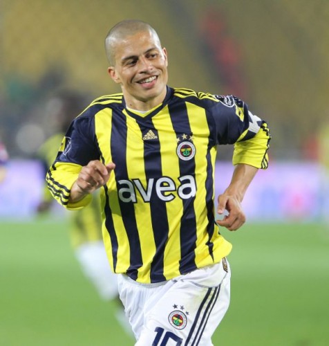 Brezilyalı bir vatandaşıyla sohbet eden tecrübeli futbolcu, maçta yedek kalmasıyla ilgili soruya, 'Bir gün sana anlatırım. Tek kelimeyle açıklamak gerekirse kıskançlık! Neden beni yedeğe çekti anlamadım. Zamanla hikayenin tamamını sana anlatırım' ifadelerini kullanmıştı.
