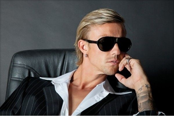 GUTI HERNANDEZ Guti, 'Kimseye karışmadan kimsenin de bana karışmasına izin vermeden hayatımı istediğim gibi yaşamaya devam edeceğim. Hayat benim ve mutluluk arıyorum. Kimsenin beni takip etmeye de hakkı yok' demişti.