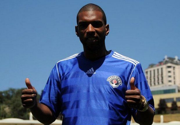 RYAN BABEL Eski Liverpoollu Ryan Babel, hakem Howard Webb'i M.United formasıyla gösteren bir fotomontaj resmi twitter'da paylaştığı için 10 bin Sterlin ceza aldı. Alman takımı Hoffenheim'a gönderildi.
