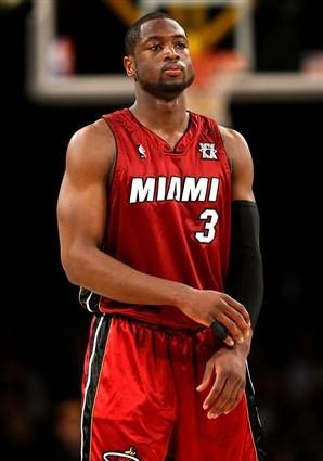 DWYANE WADE Dwyane Wade'in Twitter sayfasına 'Sezonun ilk sürüşü başlıyor' diye yazması, takım yetkililerinin dikkatinden kaçmadı. Heat yönetimi, basketbolcuların evde ya da dışarda birbirlerine Twitter aracılığı ile yazışabileceğini; fakat idmandaki uygulamalar ve oyun ile ilgili detaylar verilmesinin ise kesinlikle yasak olduğunu belirtmişti