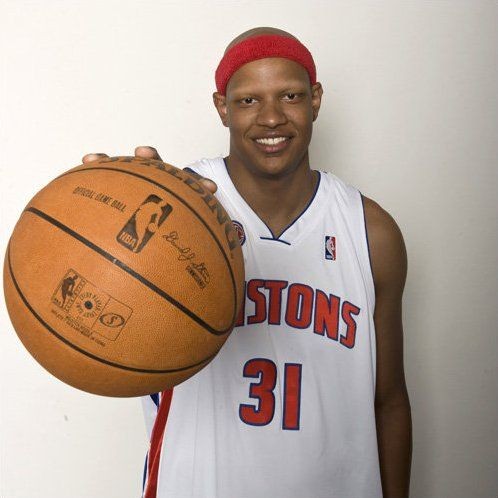 CHARLIE VILLANUEVA Boston Celtics ile oynadıkları maçın devre arasında 'Soyunma odasında gizlenerek yazıyorum. Celtics ile oynuyoruz, ilk yarı berabere bitti. Koç daha sert olmamızı istiyor. Sorumluluk almalıyım' yazmıştı.
