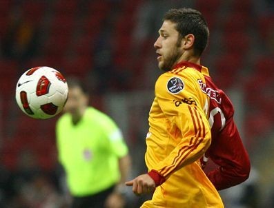 CEM SULTAN Galatasaray'da perşembe günü antrenman sırasında Servet Çetin ile gerginlik yaşayan genç futbolcu Cem Sultan mikro blog sitesi Twitter'dan takım arkadaşına olumsuz ifadelerde bulunmuştu. Cem Sultan, bir gün sonra Twitter'dan yazdıklarını sildi ve Servet ile barıştı.