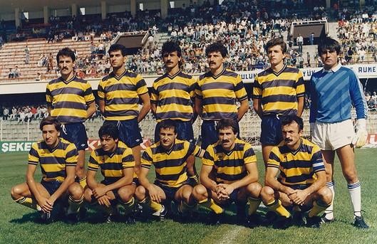 Ankaragücü 1986-87   1986-1987 sezonunu teknik direktör Zeynel Soyuer yönetiminde geçiren ve Türkiye 1.Ligi’ni 10.basamakta tamamlayan Ankaragücü. Soldan sağa Ayaktakiler: Kemal Yıldırım, Ahmet Koyuncuoğullarından, Haluk Turfan, Hüsnü Özkara, Yücel Uyar, Arif Peçenek. Oturanlar: Erhan Çağlayan, Durmuş Çolak, Yaşar Altıntaş, Hikmet Hancıoğlu, Haluk Kargın.