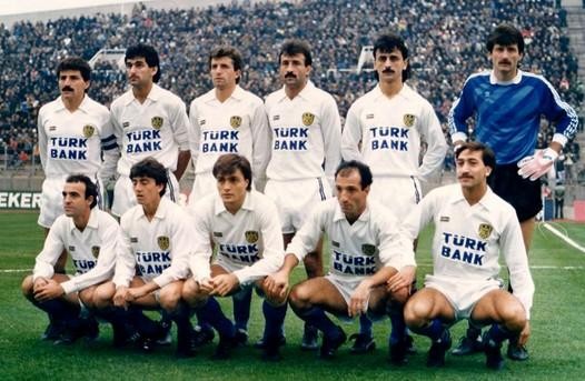 Ankaragücü 1987-88 1987-1988 sezonuna Brian Birch yönetiminde başlayan Ankaragücü’nde daha sonra teknik direktörlük koltuğuna Fatih Terim oturdu. Başkent ekibi ligi 13.basamakta tamamladı. Soldan sağa Ayaktakiler: Hüsnü Özkara, Ahmet Koyuncuoğullarından, Yücel Uyar, Ayhan Akyüz, Haluk Turfan, Şenol Odabaş. Oturanlar: Alper Timur, Mustafa Gölpınar, Mehmet Soykök, Ziya Doğan, Erhan Çağlayan. 