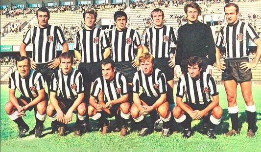 Beşiktaş 1970-71   1970-1971 sezonunda ligi 6.basamakta tamamlayan Beşiktaş. Siyah-beyazlı takımın teknik direktörlüğünü Rumen Dumitru Teoderescu yaptı. Soldan sağa Ayaktakiler: Yusuf Tunaoğlu, Davut Şahin, Faruk Karadoğan, Sami Şenol, Sabri Dino, Sanlı Sarıalioğlu. Oturanlar: Güray Erdener, Kayhan Karakuş, Erkan Yanardağ, Zekeriya Alp, Mehmet Özcan.
