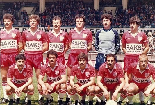 Boluspor 1983-84   1983-1984 sezonunda Türkiye 1.Ligi’ni 10 sırada tamamlayan Boluspor. Kırmızı-beyazlıların teknik direktörlüğünü önce Cahit Sinan ardından Erdem Tuğal yaptı. Soldan sağa Ayaktakiler: Halit Zer, Hüsamettin Gökçen, Ahmet Taber, Cavit Kurucu, Süleyman Kocakara, İbrahim Desticioğlu. Oturanlar: Kenan Öz, Serbay Yengel, Ertan Tanyel, İsmail Gül, Ethem Özkan.