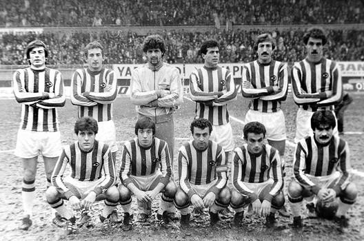 Fenerbahçe 1979-80   1979-1980 sezonunda ligde ikinciliği elde eden Fenerbahçe. Sarı-lacivertli takımda sırasıyla Şükür Ersoy ve Ziya Şengül teknik direktörlük yaptı. Fenerbahçe, Galatasaray’ı 1-0 yenerek Başbakanlık Kupası’nı kazandı. Tam 10 yıl Galatasaray forması giyen Mehmet Oğuz bu sezon Fenerbahçe’de oynadı ve ardından da futbolu bıraktı. Soldan sağa Ayaktakiler: Raşit Çetiner, Cem Pamiroğlu, Adem İbrahimoğlu, Ali Kemal Denizci, Tuna Güneysu, Erol Togay. Oturanlar: Müjdat Yetkiner, Mustafa Arabacıbaşı, Mehmet Oğuz, İsmail Göksu, Yaşar Yiğit.