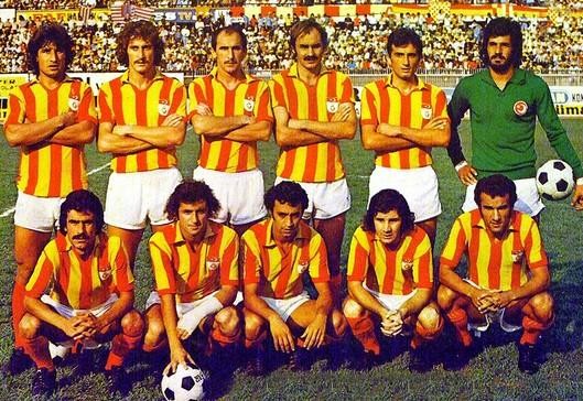 Galatasaray 1975-76   1975-1976 sezonunda teknik direktör Fethi Demircan yönetiminde ligi 3.sırada bitiren, Türkiye Kupası’nı ise finalde Trabzonspor’u geçerek müzesine götüren Galatasaray. Sarı-kırmızılı ekip bu sezon UEFA Kupası’nda ilk turda Rapid Wien’i eledikten sonra ikinci turda Torpedo Moskova’ya elendi. Soldan sağa Ayaktakiler: Gökmen Özdenak, Şevki Şenlen, Mehmet Özgül, Enver Ürekli, Ali Yavaş, Yasin Özdenak. Oturanlar: Bülent Ünder, Fatih Terim, Mehmet Oğuz, Ekrem Günalp, Metin Kurt.