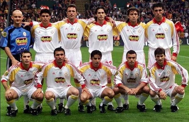 Galatasaray 1999-2000   Türk futboluna kulüpler bazında en büyük başarıyı kazandıran Galatasaray kadrosu. 17 Mayıs 2000'de Kopenhag'daki Parken Stadı'nda Arsenal'i penaltı atışları sonucunda yenerek kupayı kaldıran Galatasaray 11'i... Soldan sağa Ayaktakiler: Claudio Taffarel, Capone, Popescu, Ümit Davala, Bülent Korkmaz, Hakan Şükür. Oturanlar: Okan Buruk, Hagi, Suat Kaya, Arif Erdem, Ergün Penbe.