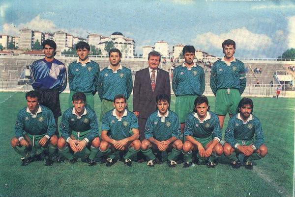 Kocaelispor 1992-1993 kadrosu. Sefa Sirmen Başkanlığında bir sezon önce 2. lig'te şampiyon olan kadroya yapılan transferlerle tarihin en güçlü Kocaelispor kadrosu oluşturuldu. 1992-93 sezonunda ilk yarıyı lider kapatan Kocaelispor, ikinci yarı beklenen sonuçları alamayınca ligi 4.sırada tamamladı.