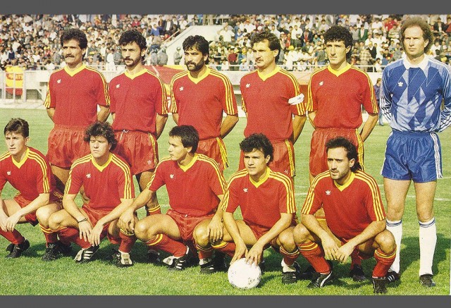 1989-1990 sezonunda 14.sırayı alarak Türkiye 1.Futbol Ligi’ne veda eden Malatyaspor. Sarı-kırmızılı ekibin teknik direktörlüğünü sırasıyla Jürgen Sundermann, Ümit Turmuş ve Fethi Demircan yaptı.
Soldan sağa Ayaktakiler: Zeynel Limoncu, Haluk Turfan, Ünal Karaman, Eren Talu, Şeyhmus Suna, Carlos.
Oturanlar: Muharrem Vezir, Alf Fister, Mustafa Taşar, Bekir Gülerarslan, Erkan Ültanır.
