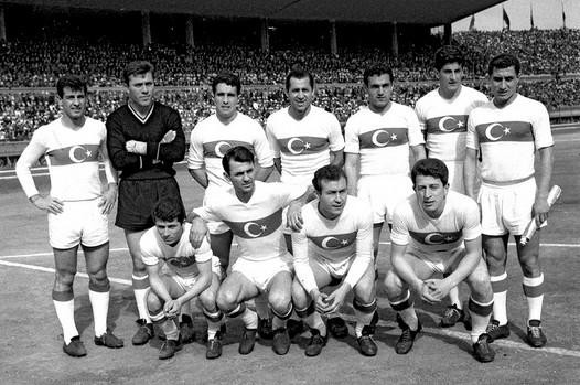 A Milli Takım - 1959   10 Mayıs 1959 tarihinde İnönü Stadı’nda oynanan özel maçta Hollanda ile golsüz berabere kalan A Milli Takım. Bu tarihte Ay-yıldızlı ekibin teknik direktörlüğünü İtalyan Leandro Remondini yapıyordu. Soldan sağa Ayaktakiler: Metin Oktay (Galatasaray), Özcan Arkoç (Fenerbahçe), Hilmi Kiremitçi (Vefa), Mustafa Ertan (Muhafızgücü), İsmail Kurt (Galatasaray), Can Bartu (Fenerbahçe), Lefter Küçükandonyadis (Fenerbahçe). Oturanlar: Mustafa Güven (Fenerbahçe), Basri Dirimlili (Fenerbahçe), Ahmet Berman (Beşiktaş), Naci Erdem (Fenerbahçe).
