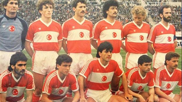 A Milli Takım - 1987   Eski adı Birinci Futbol Ligi olan Süper Lig 56 sezonu geride bıraktı. Bu süreçte onlarca takım ligde mücadele ederken, binlerce futbolcu top koşturdu. 'ayaktakileroturanlar.com' adlı site, geçmişten bugüne milli takım ve kulüp takımlarının ilk 11'lerini bir araya getirdi. Türkiye ile İngiltere, A Milli Takım düzeyinde toplam 10 kez karşı karşıya geldi. Ay yıldızlı ekibimiz bu maçların 9'unu kaybederken, sadece 1'inde 0-0 berabere kaldı. 1988 Avrupa Şampiyonası elemelerinde 29 Nisan 1987 tarihinde İzmir Atatürk Stadı’nda İngiltere ile golsüz berabere kalan Mustafa Denizli yönetimindeki A Milli Takım. Soldan sağa Ayaktakiler: Fatih Uraz (Samsunspor), Hasan Vezir (Trabzonspor), Ali Çoban (Sarıyer), Savaş Demiral (Samsunspor), İsmail Demiriz (Galatasaray), Erhan Önal (Galatasaray). Oturanlar: Uğur Tütüneker (Galatasaray), Erdal Keser (B.Dortmund), İskender Günen (Trabzonspor), Rıza Çalımbay (Beşiktaş), Semih Yuvakuran (Galatasaray).