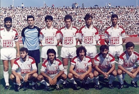Samsunspor 1989-90   Samsunspor geçirdiği büyük kazanın ardından ara verdiği mücadeleyi 1989-1990 sezonunda sürdürdü ancak kırmızı-beyazlılar 16.sırayı alarak lige veda etti. Samsunspor’da o sezon Yılmaz Vural, Mehmet Ali Çınar ve Yılmaz Gökdel teknik direktörlük yaptı. Soldan sağa Ayaktakiler: Burhanettin Beadini, Vladan Radaça, Kasım Çıkla, Adnan Medjedovic, Dusko Milinkovic, Ercan Koloğlu. Oturanlar: Mustafa Sinecek, Tuncay Akgün, Mehmet Durmaz, Mahmut Aydın, Yücel Uyar.