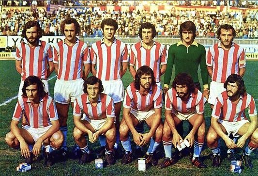 Trabzonspor 1975-76   Trabzonspor’a 1.Lig’de ilk şampiyonluğunu kazandıran kadro. Bordo-mavililer 1975-76 sezonuna teknik direktör Şükrü Ersoy yönetiminde başlarken, daha sonra bu göreve Ahmet Suat Özyazıcı geldi. Türkiye Kupası’nı penaltılarla Galatasaray’a kaptıran Trabzonspor, Cumhurbaşkanlığı Kupası ve Başbakanlık Kupası’nı müzesine götürdü. Soldan sağa Ayaktakiler: Tuncay Mesçi, Hüseyin Tok, Necati Özçağlayan, Bekir Barçın, Şenol Güneş, Cemil Usta. Oturanlar: Kadir Özcan, Turgay Semercioğlu, Ali Kemal Denizci, Mehmet Cemil Altın, Ali Yavuz.