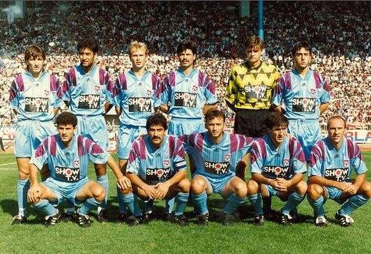 Trabzonspor 1993-94   1993-1994 sezonunda Türkiye 1.Ligi’ni 3.sırada bitiren, Fenerbahçe’yi 4-3 yenerek Başbakanlık Kupası’nı kazanan Trabzonspor. Teknik direktörlüğünü önce Belçikalı Georges Leekens ardından Şenol Güneş’in yaptığı bordo-mavili takım, UEFA Kupası’nda Malta’nın Valletta takımını eledikten sonra İtalyan temsilcisi Cagliari’ye 1-1 ve 0-0’lık skorlarla elendi. Soldan sağa Ayaktakiler: Orhan Çıkırıkçı, Tolunay Kafkas, Abdullah Ercan, Cengiz Attila, Viktor Grishko, Ogün Temizkanoğlu. Oturanlar: Soner Boz, Ünal Karaman, Hami Mandıralı, Kemal Serdar, Hamdi Aslan.