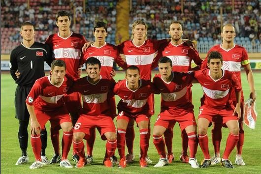 U19 Milli Takımı 2009   2009 yılında Ukrayna’da yapılan U19 Avrupa Şampiyonası’nda mücadele eden Milli Takım. Turnuvada Fransa, İspanya ve Sırbistan ile aynı grupta yer alan teknik direktör Ogün Temizkanoğlu yönetimindeki Türkiye 1 puan aldı ve yarı finale kalamadı. Bu takımdan Serdar Aziz, Sercan Yıldırım, Tunay Torun ve Soner Aydoğdu daha sonra A Milli formayı giydi. Soldan sağa Ayaktakiler: Emirhan Ergün (Galatasaray), Sinan Osmanoğlu (Galatasaray), Necip Uysal (Beşiktaş), Serdar Aziz (Bursaspor), Sercan Yıldırım (Bursaspor), Serkan Kurtuluş (Galatasaray). Oturanlar: Tunay Torun (Hamburg), Rıdvan Şimşek (Karşıyaka), Eren Albayrak (Bursaspor), Özgür Çek (Fenerbahçe), Soner Aydoğdu (Gençlerbirliği).